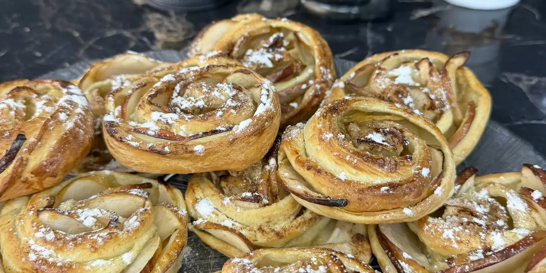 Слойки с яблоками
