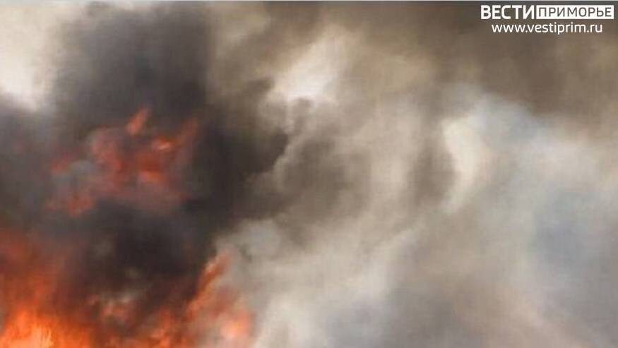 Во Владивостоке пал с сухой травы перекинулся на жилой дом