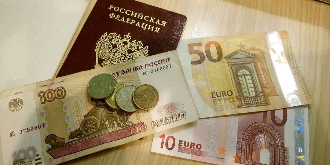 ЕС ужесточает визовые правила для россиян, но для «Золотых паспортов» Европа остается открытой