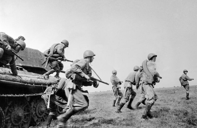 Советский танковый десант, период Курской битвы.

Фотография: Петр Бернштейн