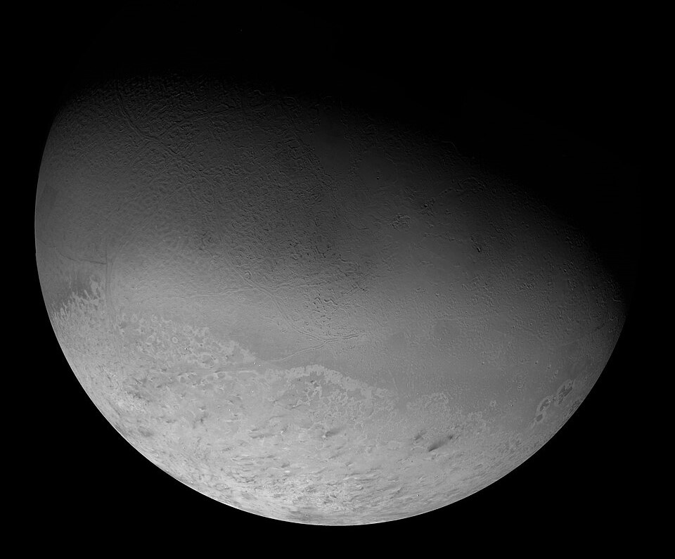 Тритон, спутник Нептуна. Фото NASA.