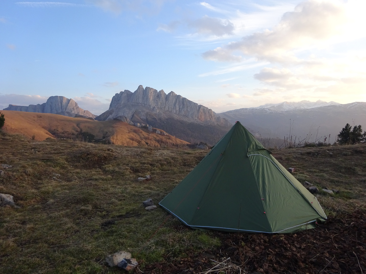 Палатка Tipi Hot Tent в ноябрьских горах Кавказа.
