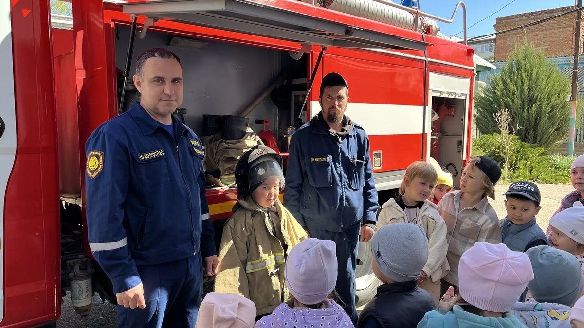 Огнеборцы ПЧ№45 ГКУ "Волгоспас" приехали в гости к ребятам на пожарной машине