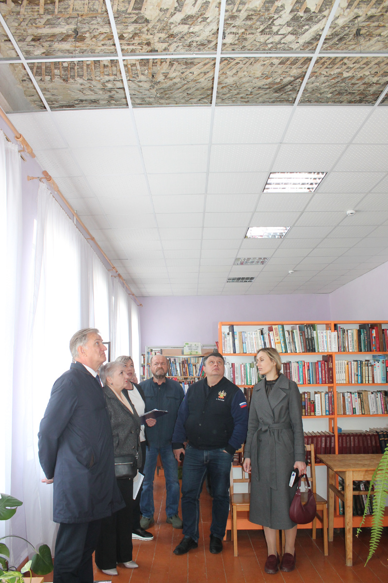 В беноковском ДК потолок требует ремонта.