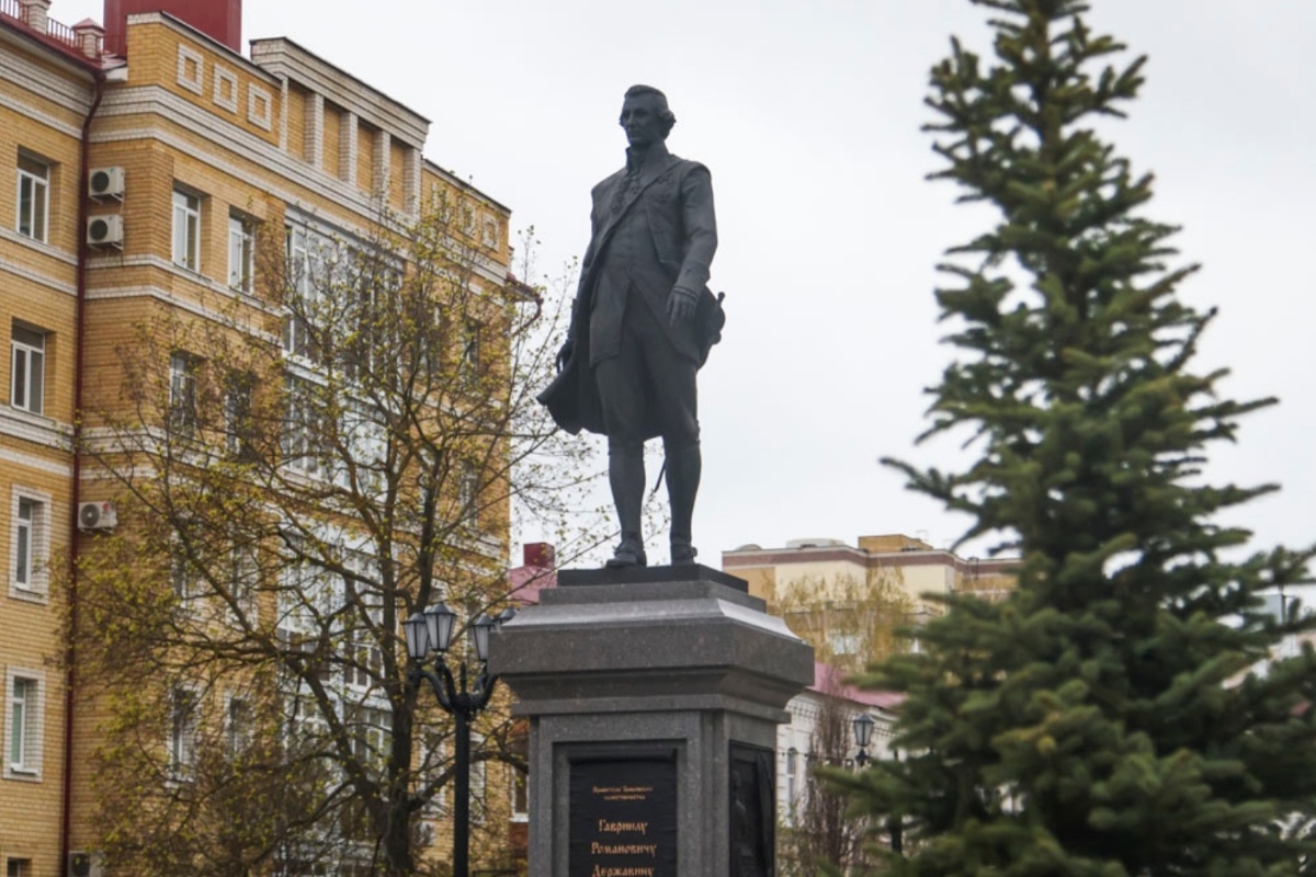    Памятник Гавриилу Державину в Тамбове. / vk.com/eparhia_tmb