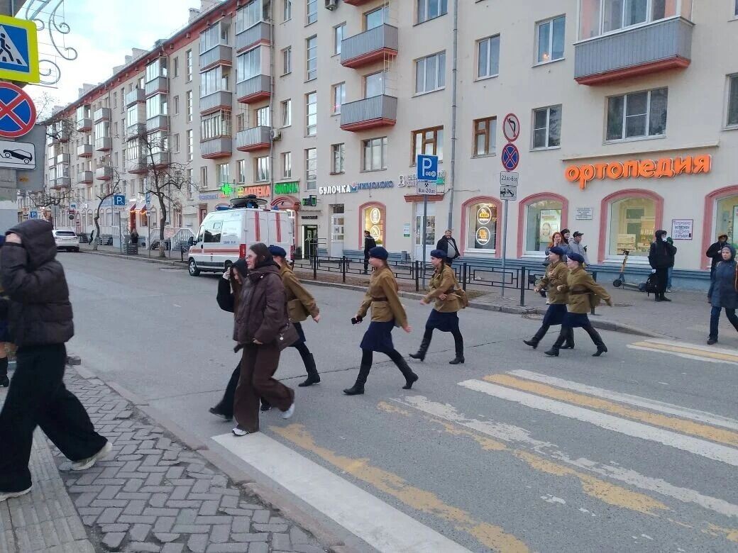    Студентки Ижевского медколледжа после репетиции торопятся одеться: 28 апреля в Ижевске был холодно   Евгений Кандаков / udm-info.ru