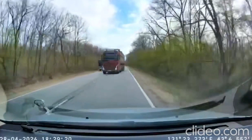 "Смотреть страшно": опасный инцидент на дороге попал на видео в Приморье