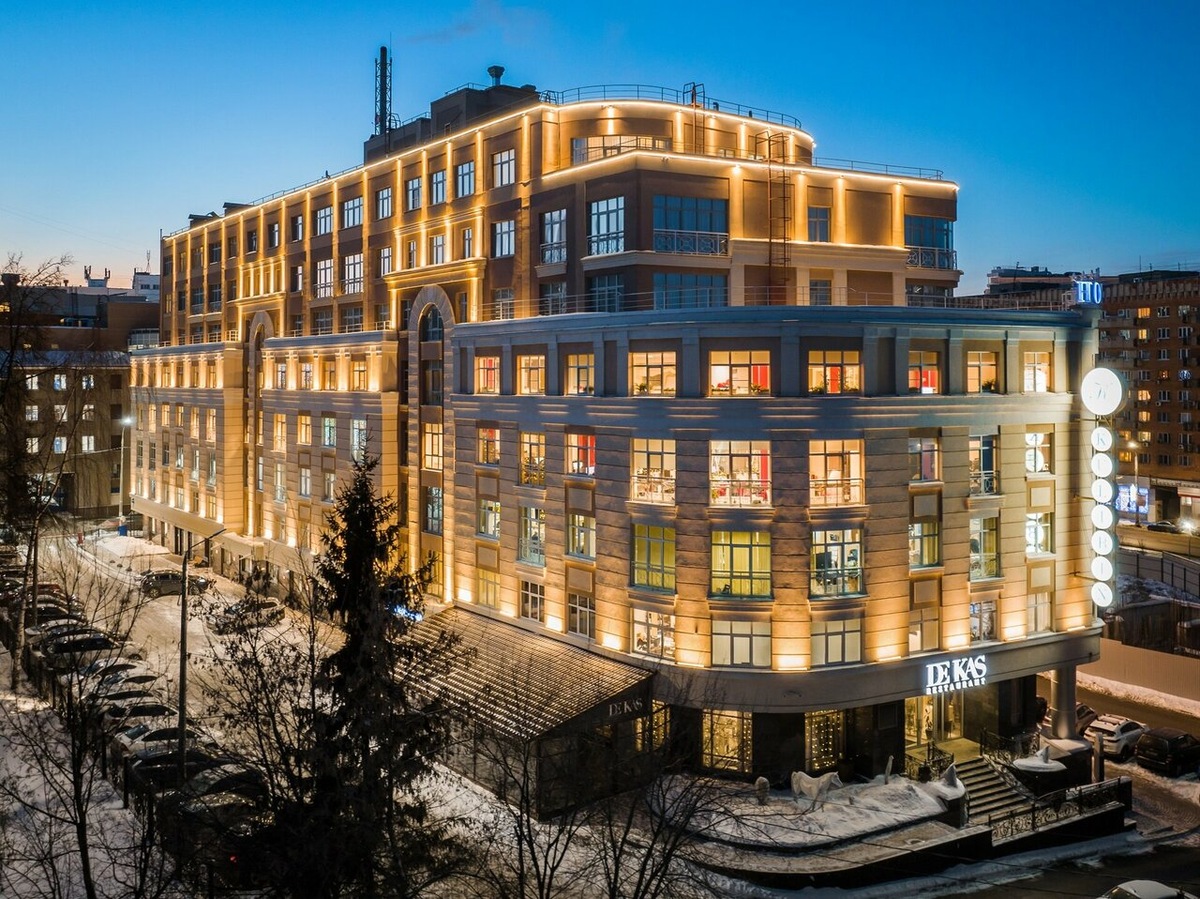 Фасад парк-отеля «Кулибин» 5* на улице Максима Горького, 121 в Нижнем Новгороде. Здание расположено в деловом центре города рядом с одноименным парком, что обеспечивает гостям сочетание развитой инфраструктуры и возможности для прогулок на свежем воздухе. В 2026 году этот объект остается приоритетным выбором для качественного отдыха благодаря наличию собственного спа-центра с бассейном и высокого уровня сервиса.