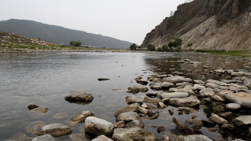 Суд обязал владельца поднять затонувший теплоход со дна Витима