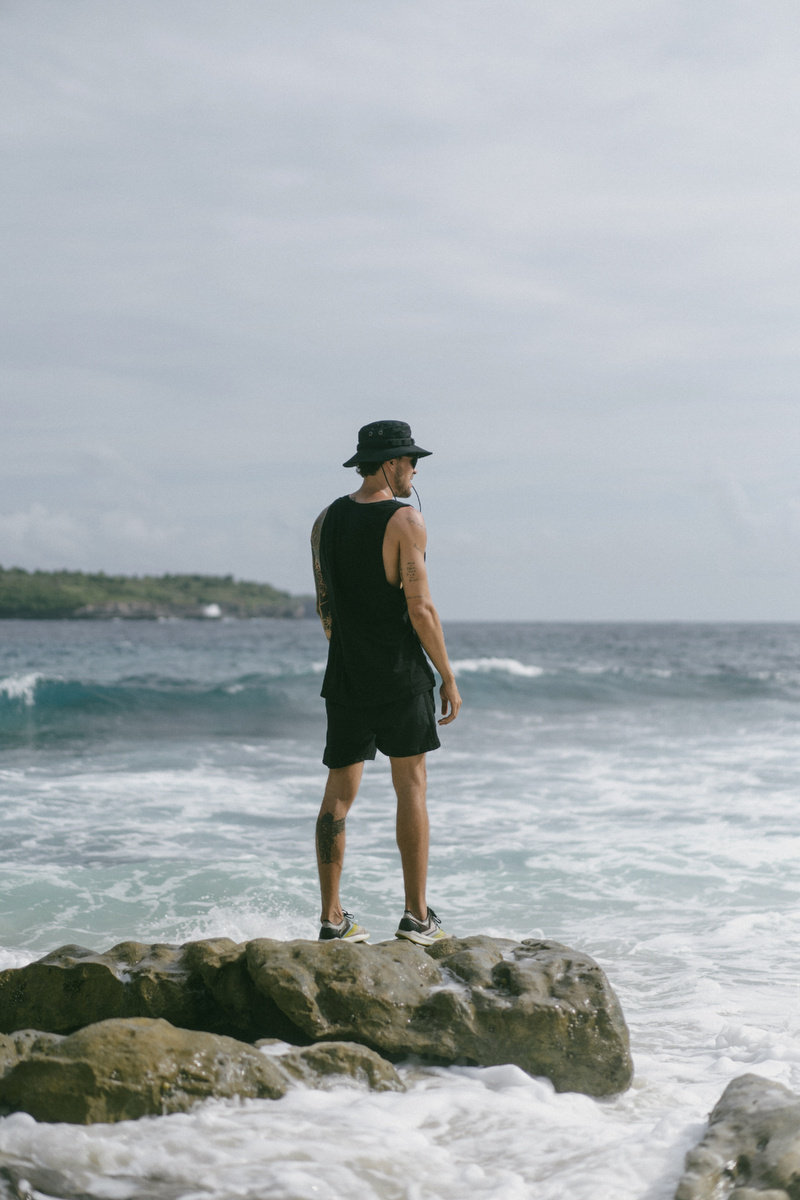 https://www.magnific.com/ru/free-photo/young-man-traveler-with-backpack-ocean-rocks-looks-into-distance_26167713.htm#fromView=search&page=1&position=16&uuid=448de7f3-a8e1-40b6-b548-2ceaf2ad2356&query=%D0%BC%D1%83%D0%B6%D1%87%D0%B8%D0%BD%D0%B0+%D1%81%D0%BE+%D1%81%D0%BF%D0%B8%D0%BD%D1%8B