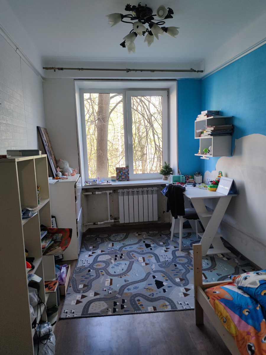 Комната выглядит сейчас вот так. Обои и занавески убрали, когда проводили розетки. 