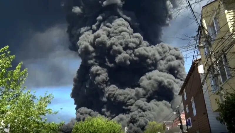 Дым от предыдущих пожаров уже доходил до Краснодара
Фото:
кадр из видео со страницы Вениамина Кондратьева «ВКонтакте»