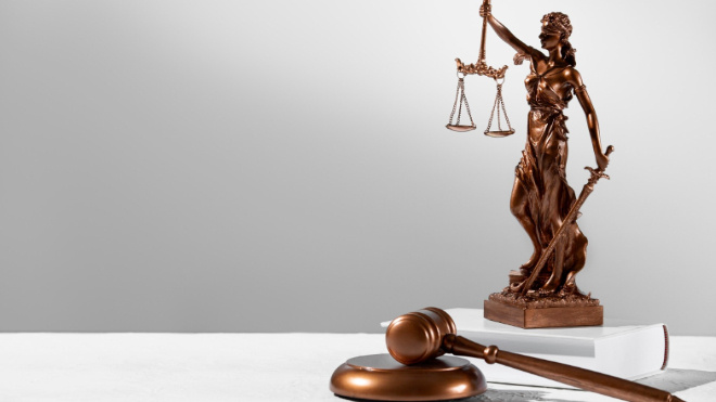 Фото: https://ru.freepik.com/free-photo/still-life-with-scales-justice_33123987.htm#