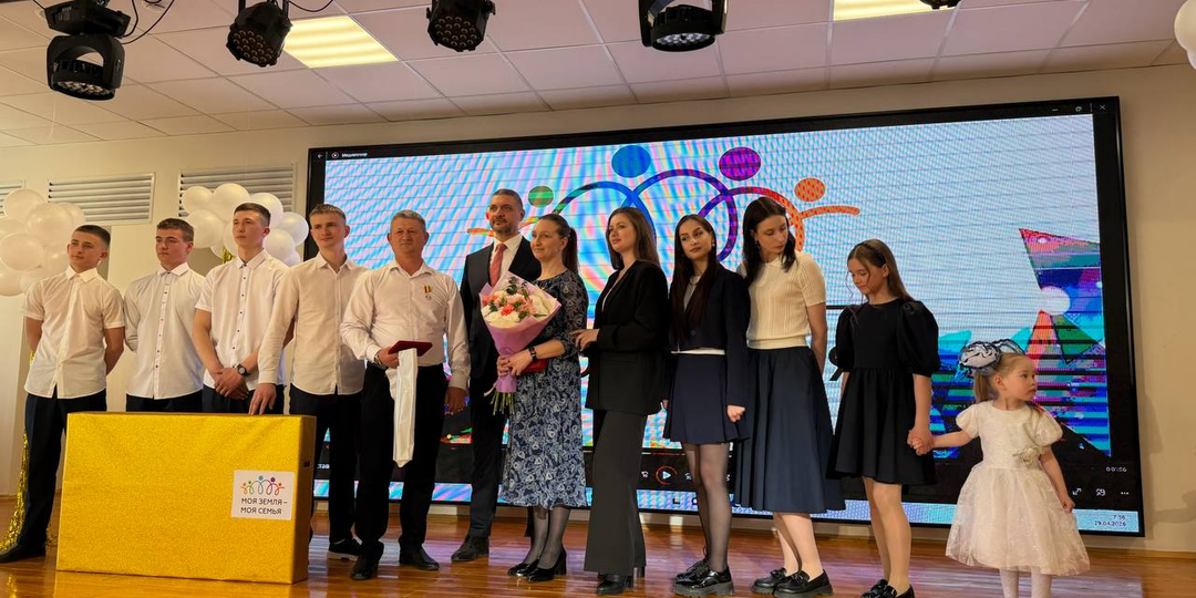 «Растить детей — труд, требующий мудрости и терпения»: Губернатор Александр Осипов наградил многодетные семьи из Забайкалья медалями «За родительскую доблесть»