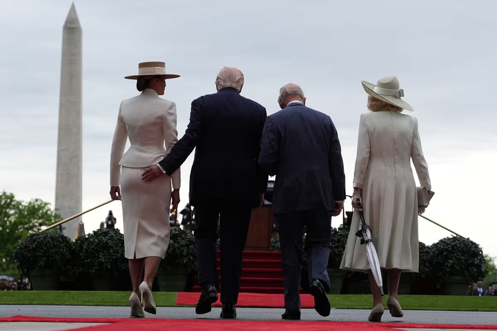https://www.correiobraziliense.com.br/mundo/2026/04/7408137-trump-e-flagrado-com-mao-boba-em-melania-durante-recepcao-ao-rei-charles-iii.html
