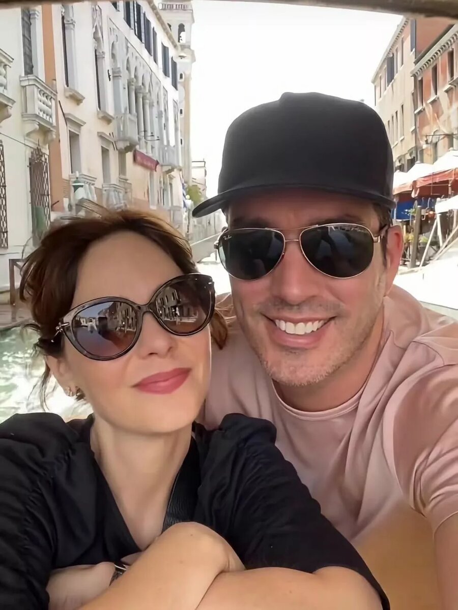 Джонатан и Зои📷
