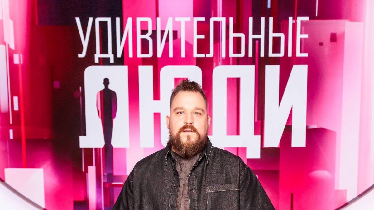   Роман Бондарь уверен, что главное в творчестве — это харизма художника / Фото: Телеканал «Россия»