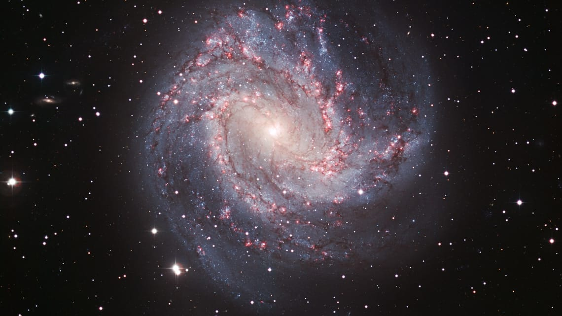 Галактика Южная Вертушка (M83) — одна из самых ярких спиральных галактик с перемычкой на нашем небе.