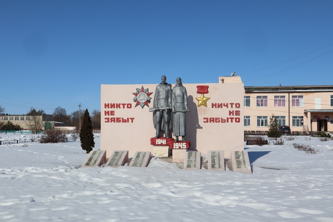 Это фото сделано в конце марта нынешнего года, незадолго до демонтажа памятника погибшим воинам-землякам в селе Тихвинка. 