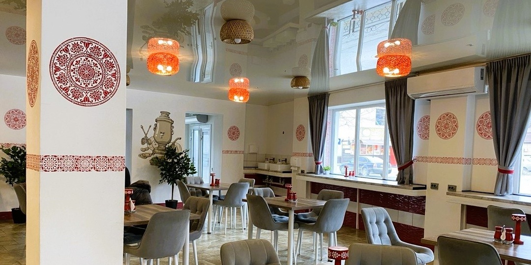 Дешёвое кафе на Алтае? Мы нашли его в самом центре Чемала.