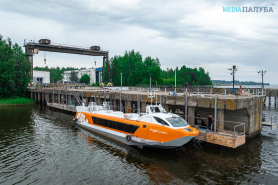 Основные характеристики СПК проекта «Валдай 45Р»:   Длина 21,3 м   Ширина 5,2 м   Высота габаритная (от уровня воды) при ходе на крыльях 6,3 м   Водоизмещение 21,4 т   Осадка 1,1 м   Пассажировместимость 45 чел.   Скорость 36 узл.   Экипаж 2 чел«Валдай 45Р» проекта 23180 — скоростное мелкосидящее судно на подводных крыльях, предназначенное для речных маршрутов на линиях протяженностью до 400 км. Проект ЦКБ по СПК им. Р.Е. Алексеева разрабатывало в 2012-2014 годах в рамках реализации программы Минпромторга России по развитию судостроения. Проект позиционировался как замена советским СПК «Полесье». Сегодня «Валдай 45Р» – это один из главных проектов скоростных речных судов пассажировместимостью до 50 человек на речных маршрутах в регионах страны. Головное судно проекта спущено на воду в сентябре 2017 года, серийное производство СПК начато в 2019 году.Как заявляет верфь-строитель, цикл постройки одного такого судна составляет 5-7 месяцев. Кроме того, за счет технологии сборки и уменьшения срока производства судна на стапеле предприятие может выпускать до 6 судов проекта «Валдай 45Р» в год.Корпус судна алюминиевый, рубка — пластиковая. Некоторые элементы отделки, включая оконницу, тоже пластиковые. Все элементы отделки СПК «Валдай 45Р» производятся на композитном участке здесь на производственной площадке.Ранее, «Медиапалуба» готовила большой материал о производстве судов на подводных крыльях типа «Валдай».
  📷
Читать новость           «Крылатый флот» на новом этапе – как устроено ЦКБ по СПК им. Р.Е. Алексеева Директор ЦКБ по СПК им. Р.Е. Алексеева Сергей Итальянцев о программе льготного кредитования, об окупаемости судов, комплектации и импортозамещении.