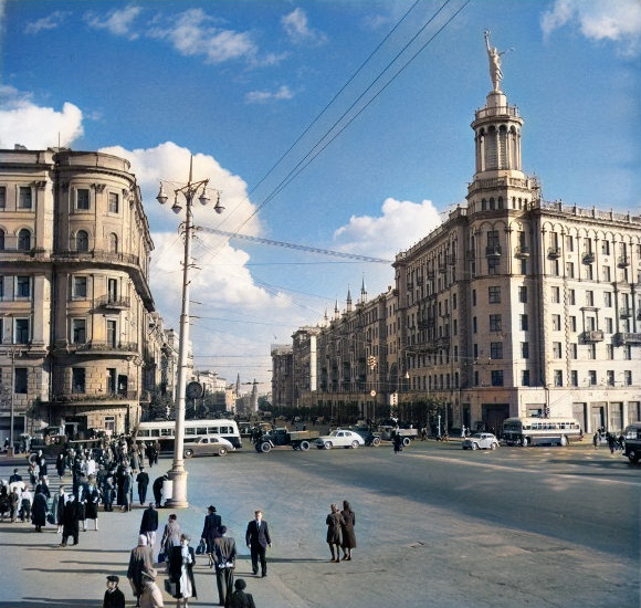 Дом под юбкой 1950г. (источник https://ru.wikipedia.org)