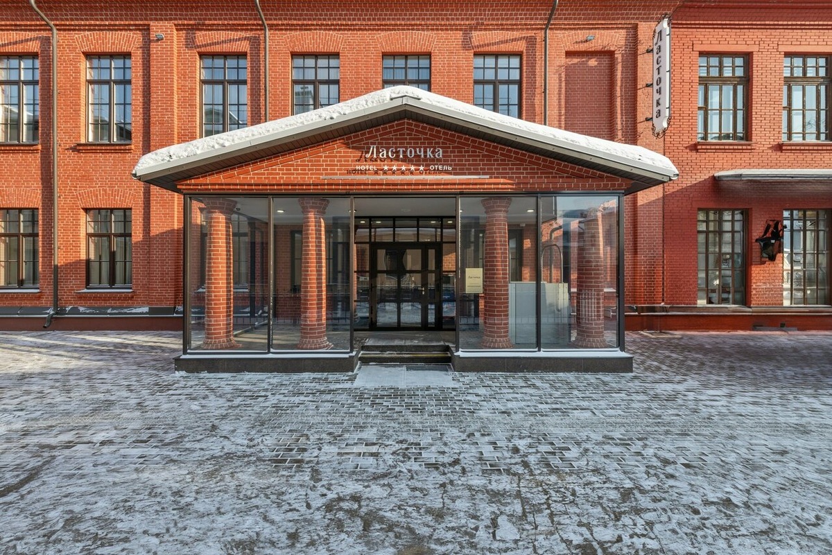 Фасад отеля «Ласточка» 5* на Волжской набережной, 15 в Ярославле. Гостиница расположена в историческом центре города в зоне ЮНЕСКО и располагает 15 премиальными номерами, а также концептуальным рестораном «Баринъ» с видом на Волгу. В 2026 году этот объект остается приоритетным для планирования отдыха благодаря сочетанию высокого сервиса и возможности проживания в непосредственной близости от главных достопримечательностей столицы Золотого кольца.