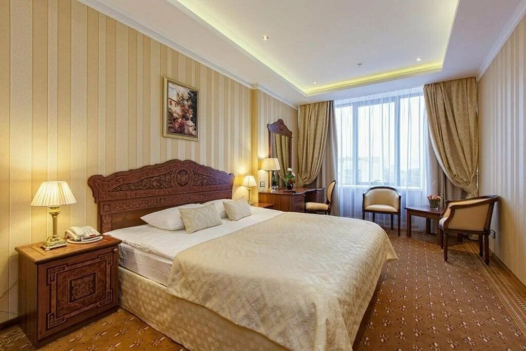 Интерьер номера Royal Hotel Spa & Wellness 4* на Которосльной набережной, 55 в Ярославле. Отель расположен на берегу реки Которосль в парковой зоне и располагает собственным спа-центром с 20-метровым бассейном и термальной зоной. В 2026 году этот объект остается востребованным для планирования отдыха благодаря развитой инфраструктуре для релаксации и близости к историческим кварталам города.
