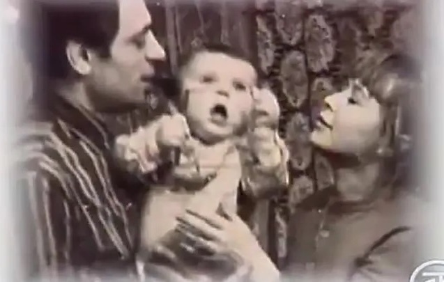 Будущий артист в детские годы с родителями