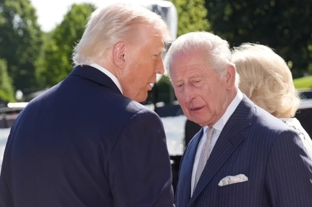    Эксперт прочел по губам, что Трамп шептал Карлу III про Путина