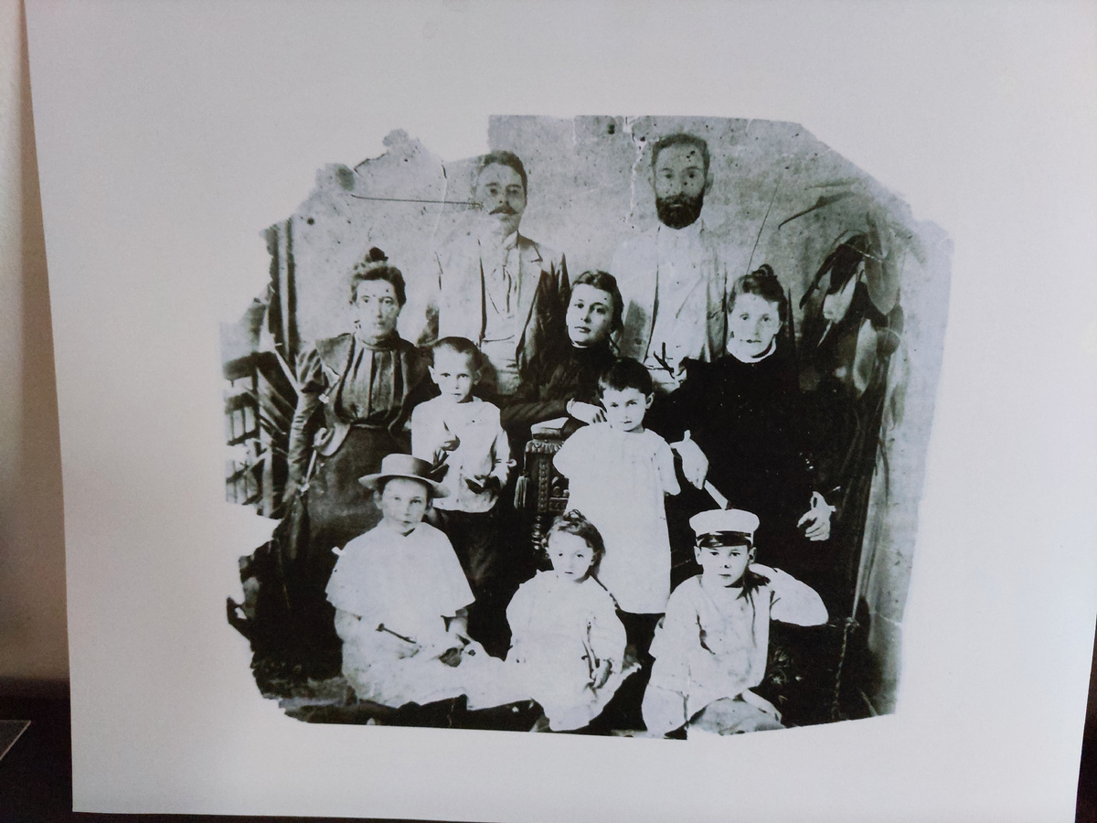 Семья Николая и Евы Шпильрейн, ок. 1896. Сабина Шпильрейн (в шляпке) в нижнем ряду слева. Музейный уголок, посвященный Сабине Шпильрейн в галерее NNN на Пушкинской, 83. Фото автора