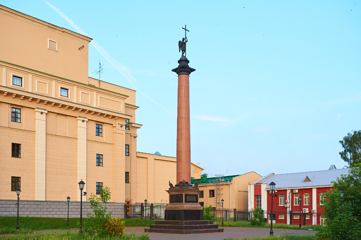 Михайловская колонна в Ижевске  лучах заката . Фото автора © Ю.А. Карачев 2025 год, Сайты: ykarachev.ru Фото и Жизнь 2025 год.приобрести фото можно на https://lori.ru/Karachev
