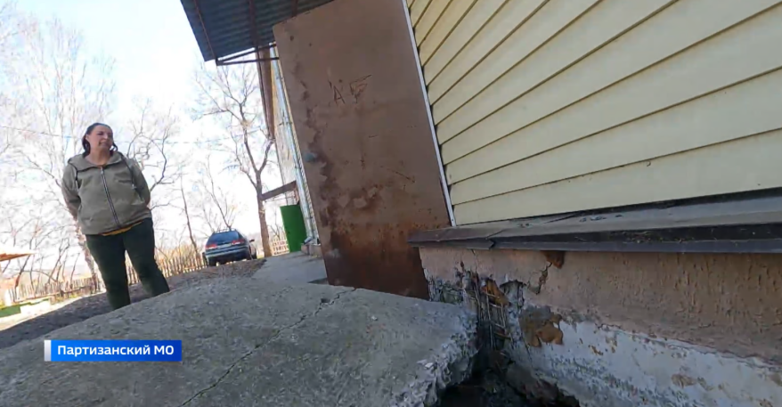 Уходит под землю: 88-летний дом может рухнуть в любой момент в Партизанске