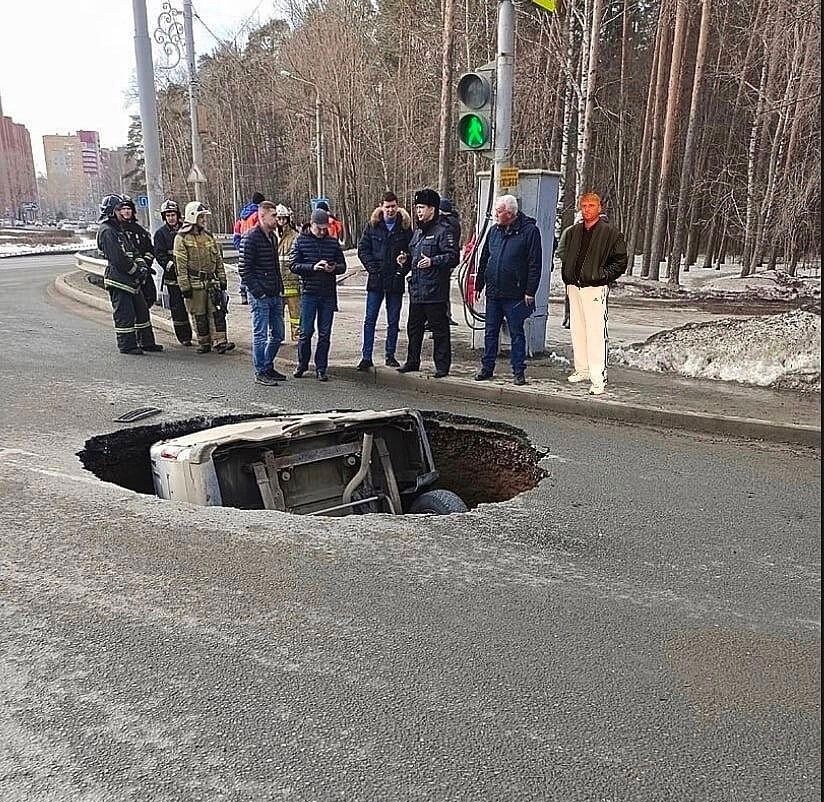 В Перми Соболь провалился в яму прямо на дороге и стал вирусным инфоповодом на ближайшие пару лет