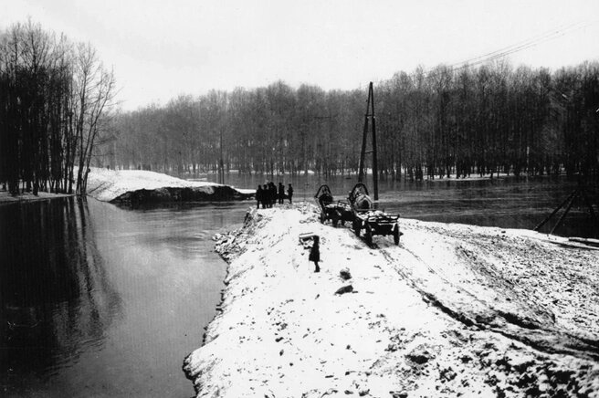 Новокузнецкие Топольники в 1930-х. Несмотря на разлившуюся Томь, тогда там пытались продолжить дорогуИсточник:pastvu.com