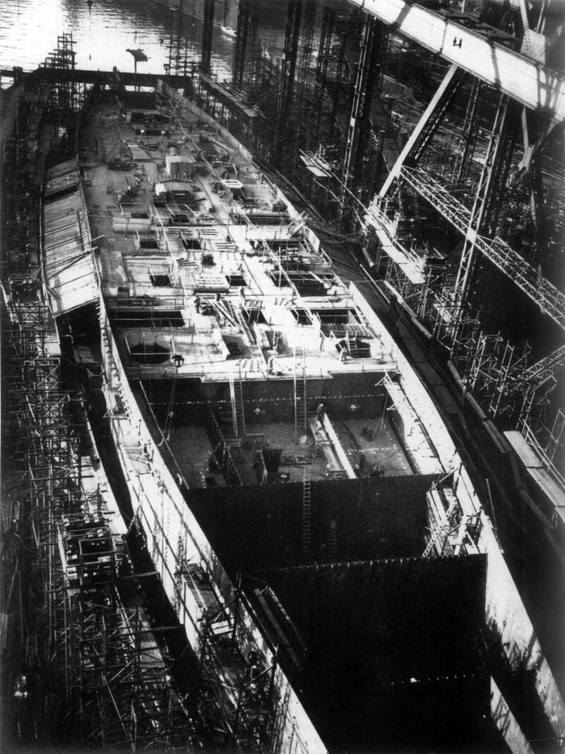 Bismarck на стапеле, конец 1937 г. Идет сборка цитадели и противоторпедной защиты