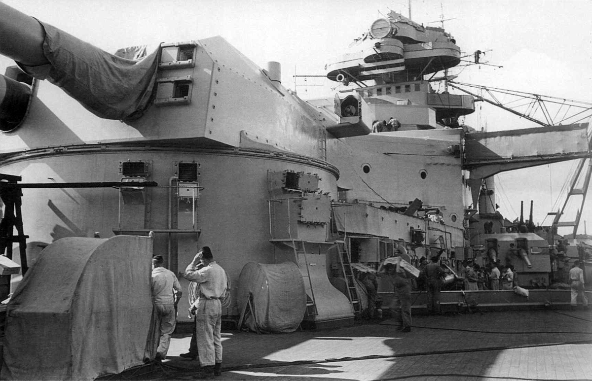 Линейный корабль Bismarck во время достройки, лето 1940 г. Носовая надстройка и 380-мм башня «B»