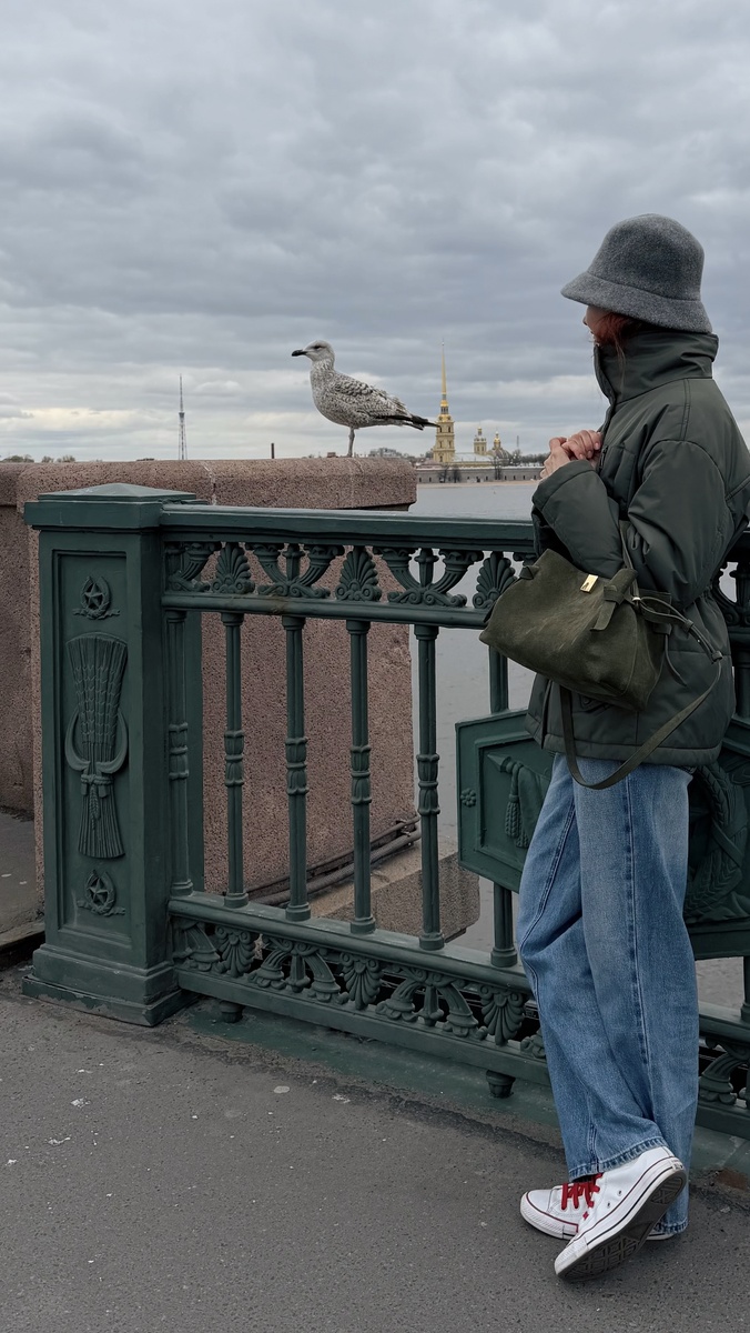 На этой неделе в Санкт-Петербурге было прохладно, но на мой взгляд погода лучше той, что дома. У нас как-то прям совсем снежно и морозно.