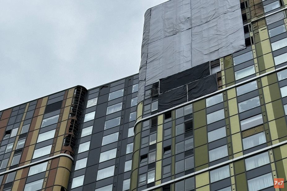 Последствия попадания дрона в жилой комплекс «Тринити». Фото