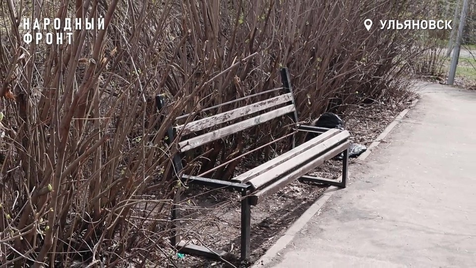    Вандалы сломали 12 лавочек на аллее Карбышева в Заволжье Ульяновска | ФОТО: скриншот с видео