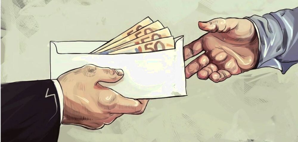 Стал подозреваемым в уголовном деле о взяточничестве