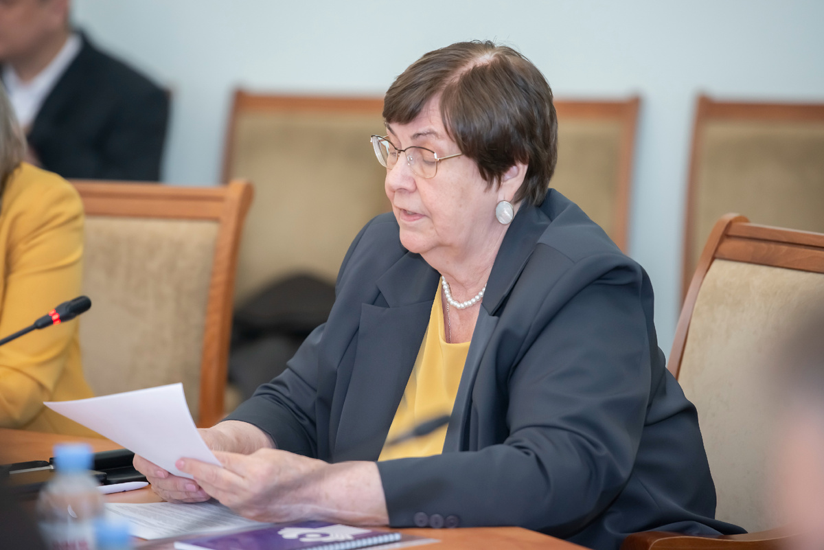 Людмила Анатольевна Курбатова зачитывает доклад