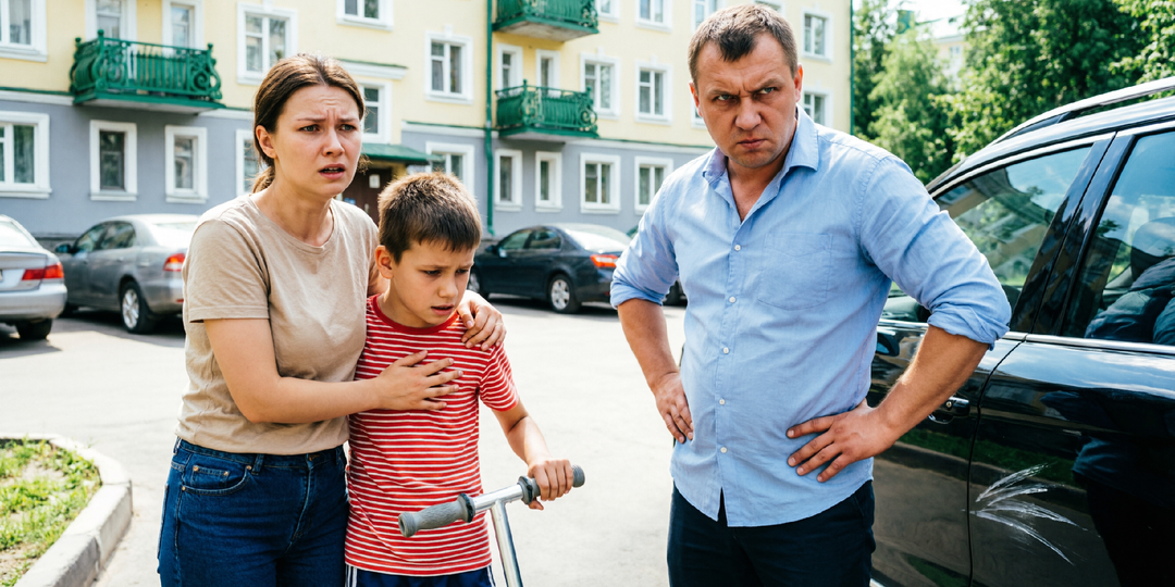 - Твой царапнул мою „Тойоту“. Там и дверь, и порог. Ремонт — 80 тысяч. Ребёнок плачет, говорит, что даже близко не подъезжал