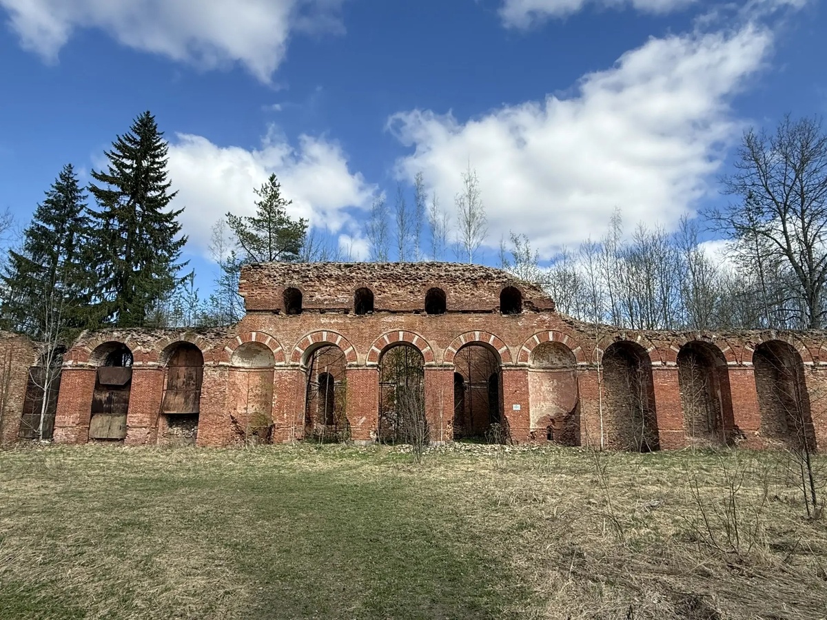 Аракчеевская казарма. Руины храма