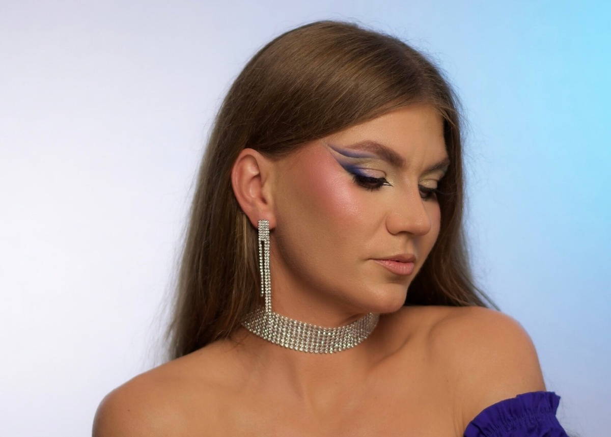 Виктория Сливко после макияжа на YouTube-канале «КИРА ДЮЖЕВА | БИАТЛОН & BEAUTY»