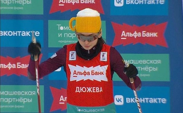 Кира Дюжева в необычном головном уборе / фото: скрин трансляции