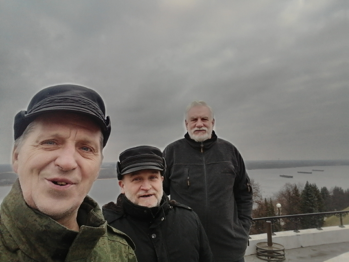 Справа налево: "дядя Фёдор" (Федор Озарёнов), Сергей Жиленков, Игорь Дьяков. Вдали - танкеры Ормузского пролива. Нижний Новгород, 2025 год.