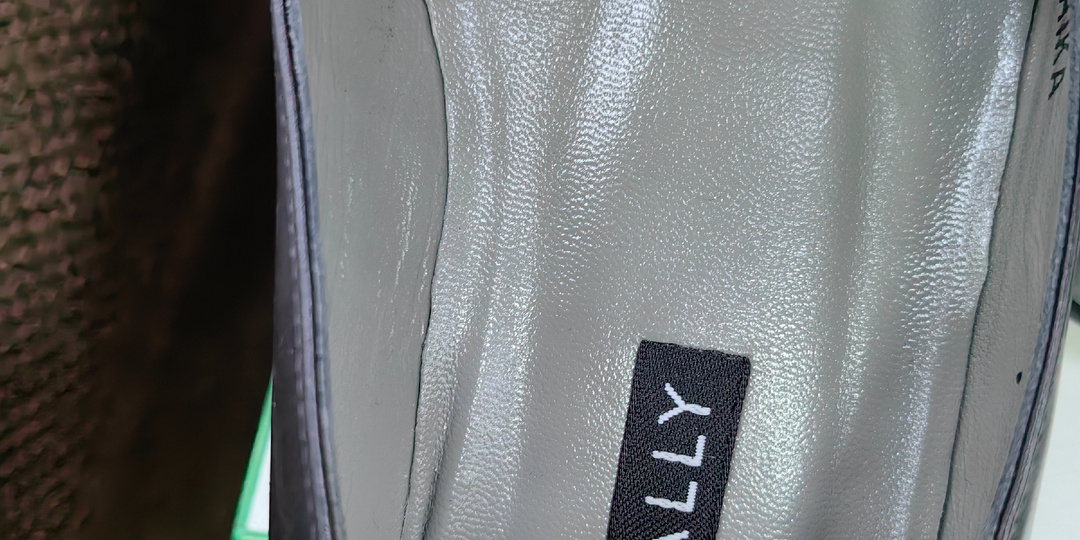 Что можно увидеть и купить в секонд хенде - обувь Bally, жакеты из замши и многое другое.