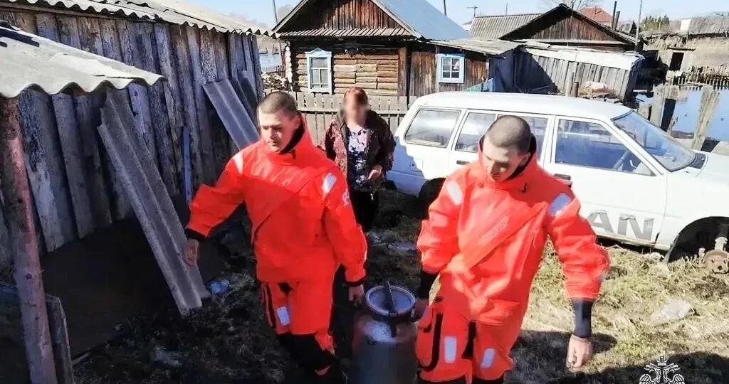 Десять жителей эвакуировали из-за паводка в Колыванском районе