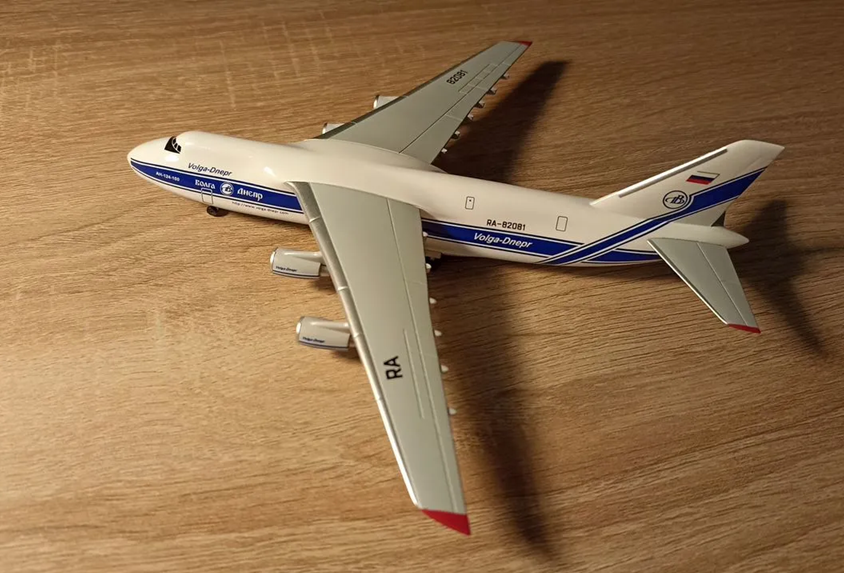 Пример детализированной модели — вот такой Ан-124. На его борту номер RA-82081 — этот самолёт с 2004 года перевозит грузы в авиакомпании «Волга-Днепр». Фото: Игорь Синельников